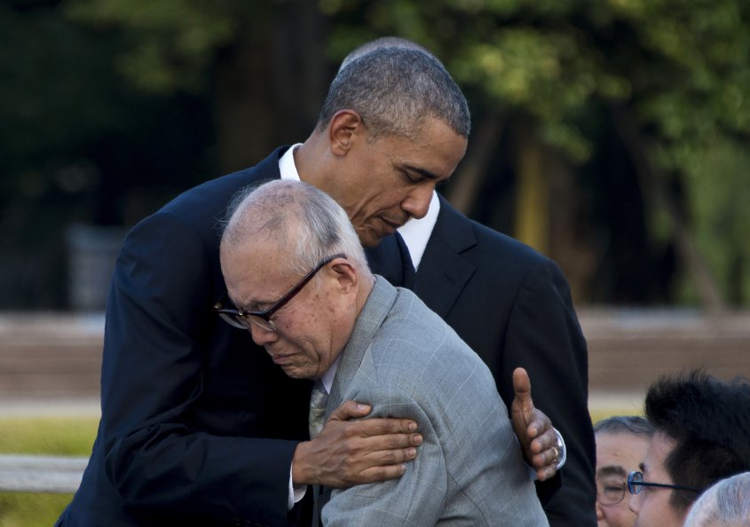 Barack Obama abraza a uno de los sobrevivientes del bombardeo sobre la ciudad de Hiroshima. (AP)