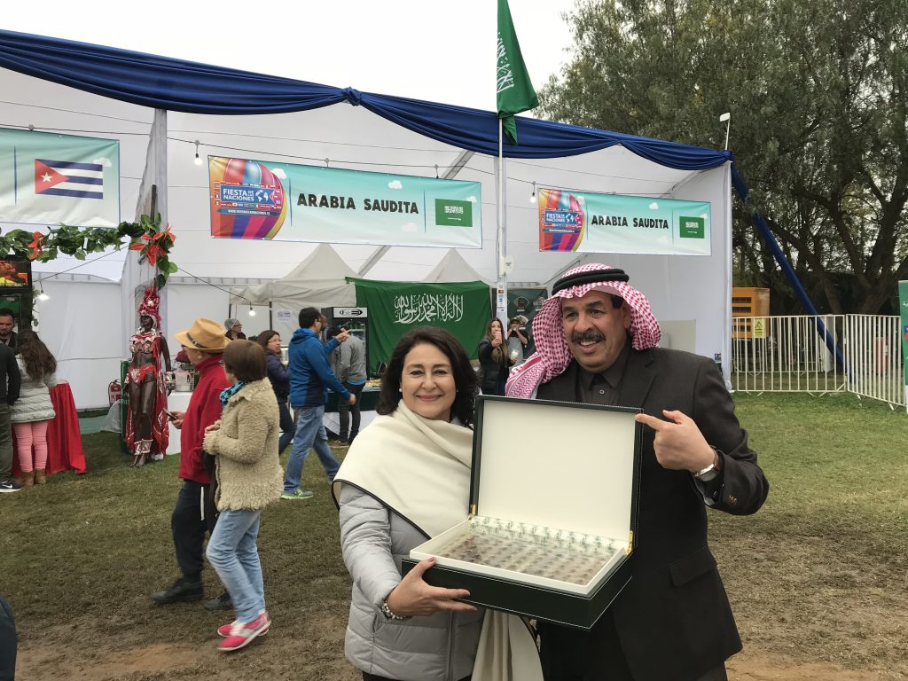 El Embajador de Arabia Saudita en Chile, AbdullahSaleh Al Awwad, hizo entrega de un obsequio a la Sra. Helena Ríos, Directora de Comunicaciones de Ferexpo Chile, en agradecimiento a la invitación extendida por esa institución para ser parte en la Fiesta.
