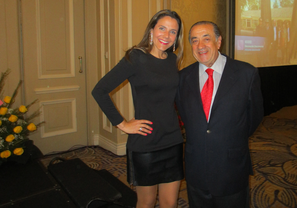 Julia Vial, destacada periodista de televisión conversa con Eugenio Montecinos Jara, director del Diario Diplomático, durante la recepción en el Hotel Ritz Carlton.