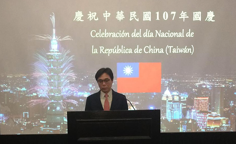 El embajador Yao-Jen Wen pronuncia su discurso ante los numerosos asistentes a la recepción.